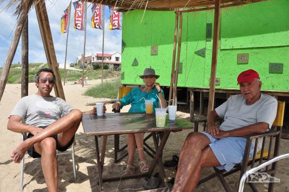 Com os pais, tomando deliciosas caipirinhas na praia de La Pedrera, no litoral do Uruguai